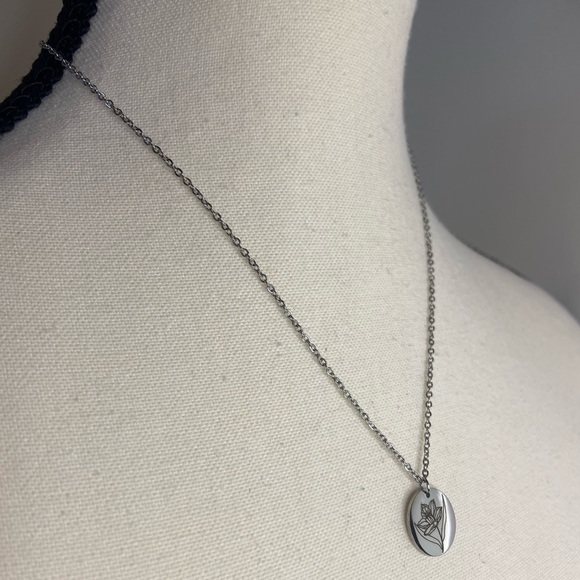 Dainty engraved‎ FLOWER Pendant | SILVER Stainless Steel Necklace - Picture 2 of 9